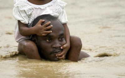 حقيقة صورة رجل يحمل طفلته خلال فيضانات السودان