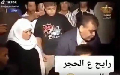 حقيقة فيديو تقبيل شخص لأهله قبل ذهابه للحجر الصحي