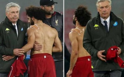 صور حصول مدرب ريال مدريد على قميص محمد صلاح قديمة