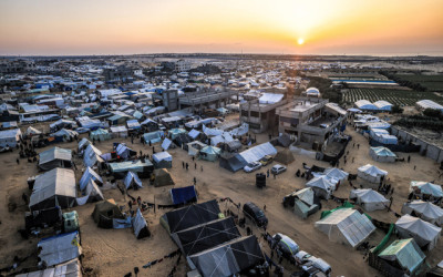 مُدن خيام تفتقر لأدنى مقومات الحياة.. كيف يعيش النازحون الفلسطينيون على بُعد أمتار من الحدود المصرية؟