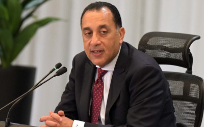 يستشهد بالزيارات الميدانية للمنشآت.. تصريحات مضللة لرئيس الوزراء عن وضع الدولة للتعليم والصحة كأولوية قصوى