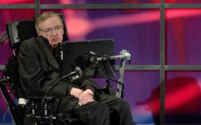 على عكس ادّعاء عمرو أديب وعبدالله رشدي ستيفن هوكينغ لم يكن "زبونًا" لدى "إبستين"